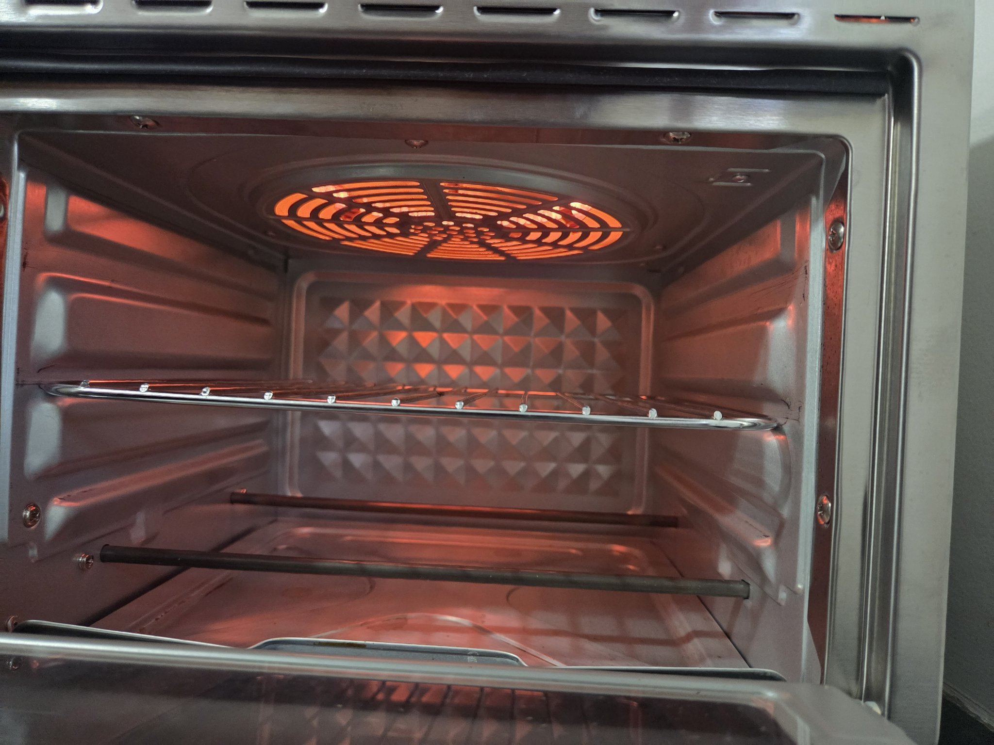 Inside the 12.7Qt cavity with the door open